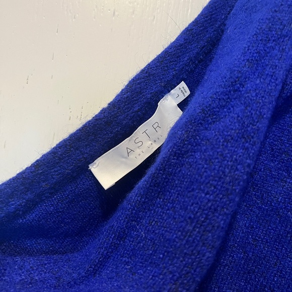 ASTR the Label Cosima One Sleeve Sweater in Blue Size Large - Picture 7 of 7